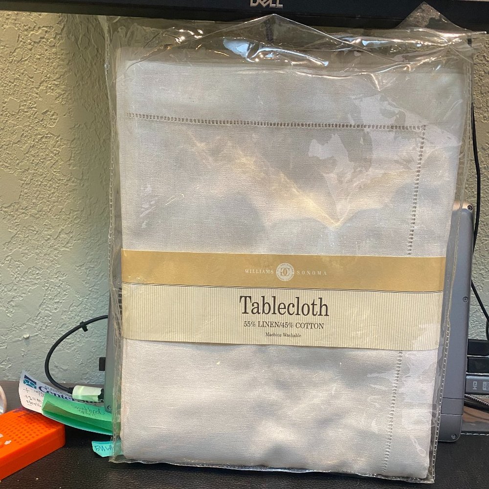 Williams-Sonoma Linen 70 x 126 tablecloth- Brand new!